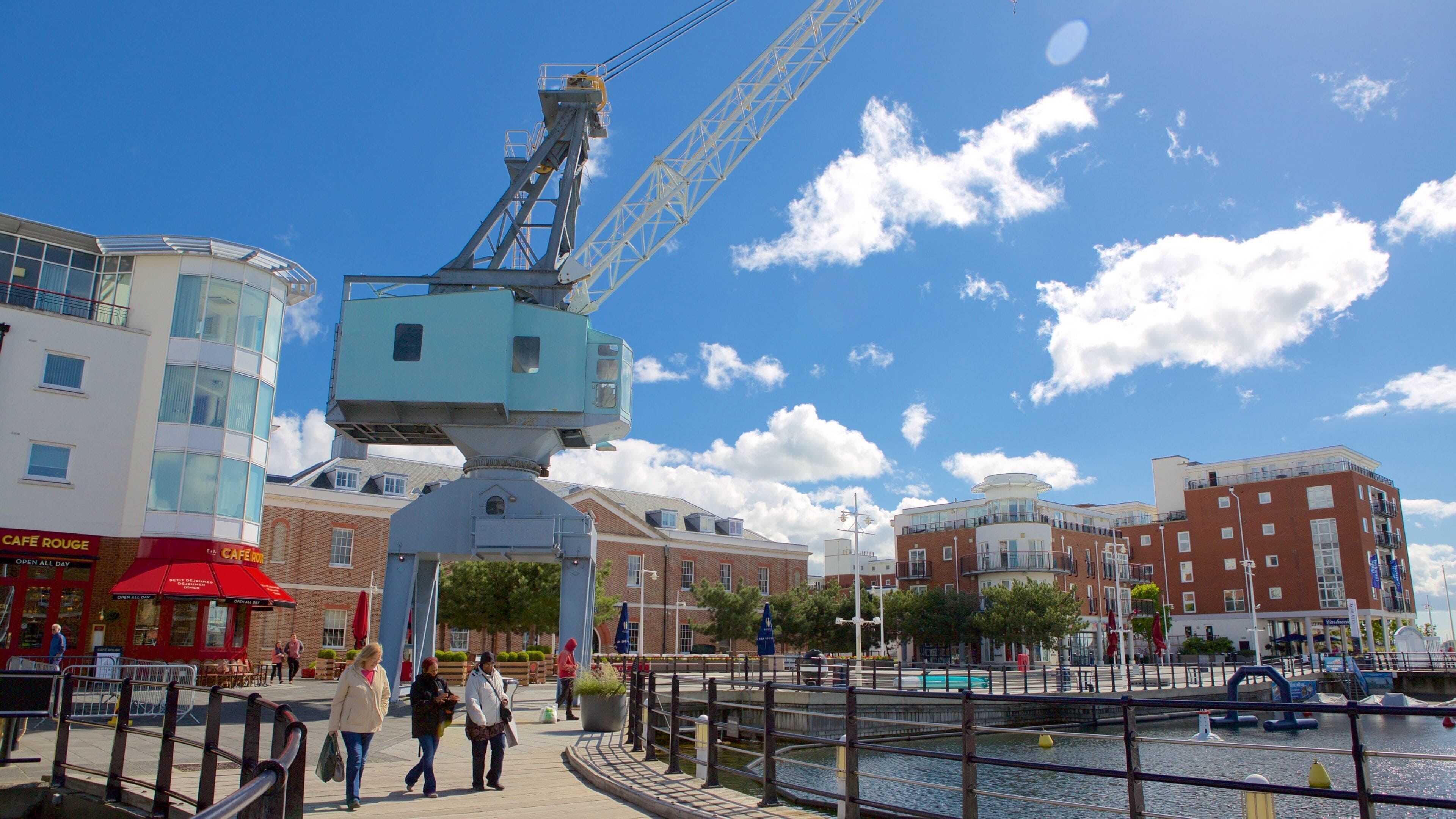 Gunwharf Quays ofreciendo un río o arroyo