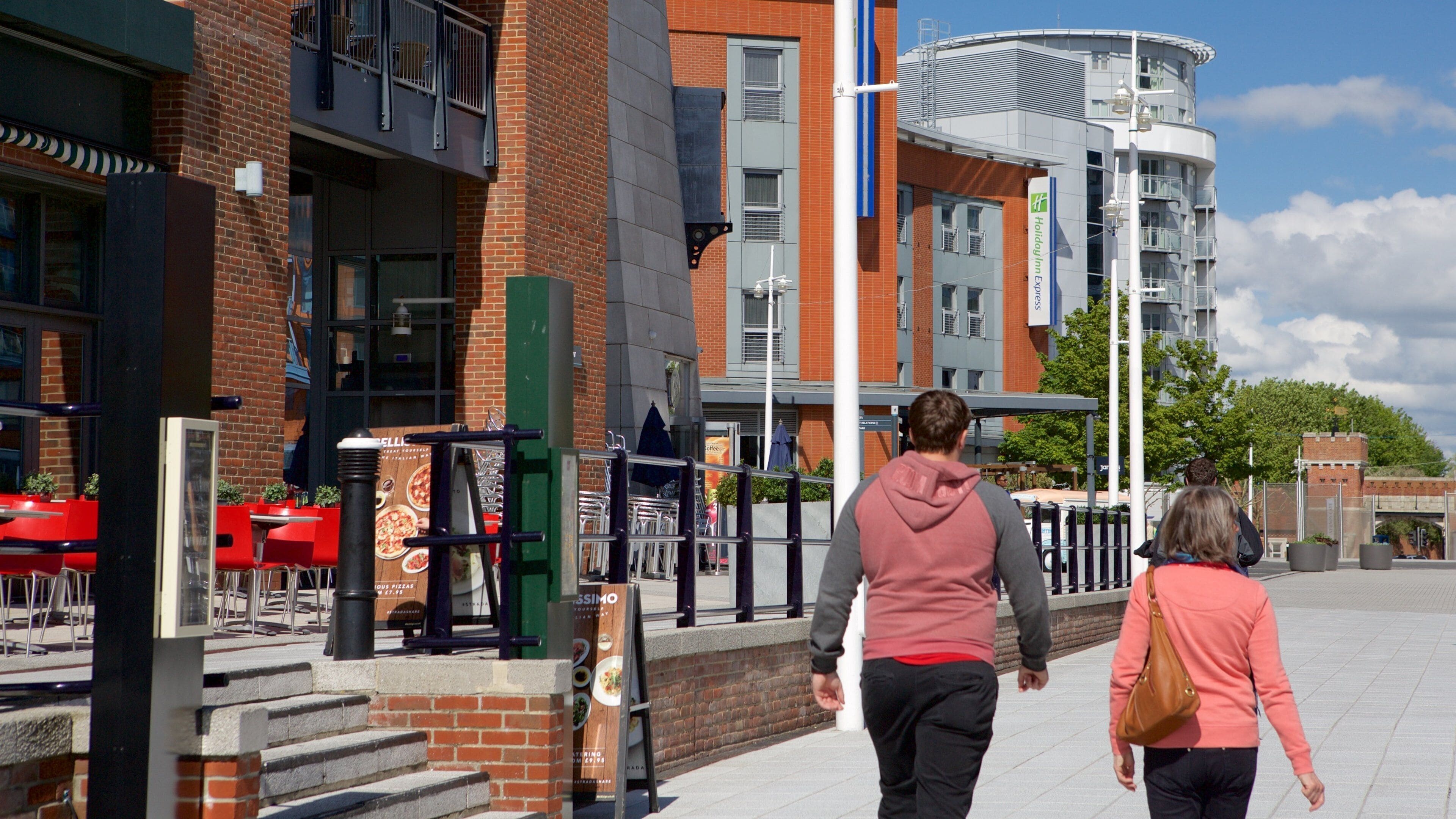 Gunwharf Quays ตลอดจน ครอบครัว