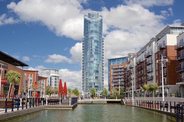 Gunwharf Quays qui includes architecture moderne et riviĂšre ou ruisseau
