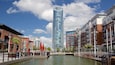Gunwharf Quays fasiliteter samt elv eller bekk og moderne arkitektur