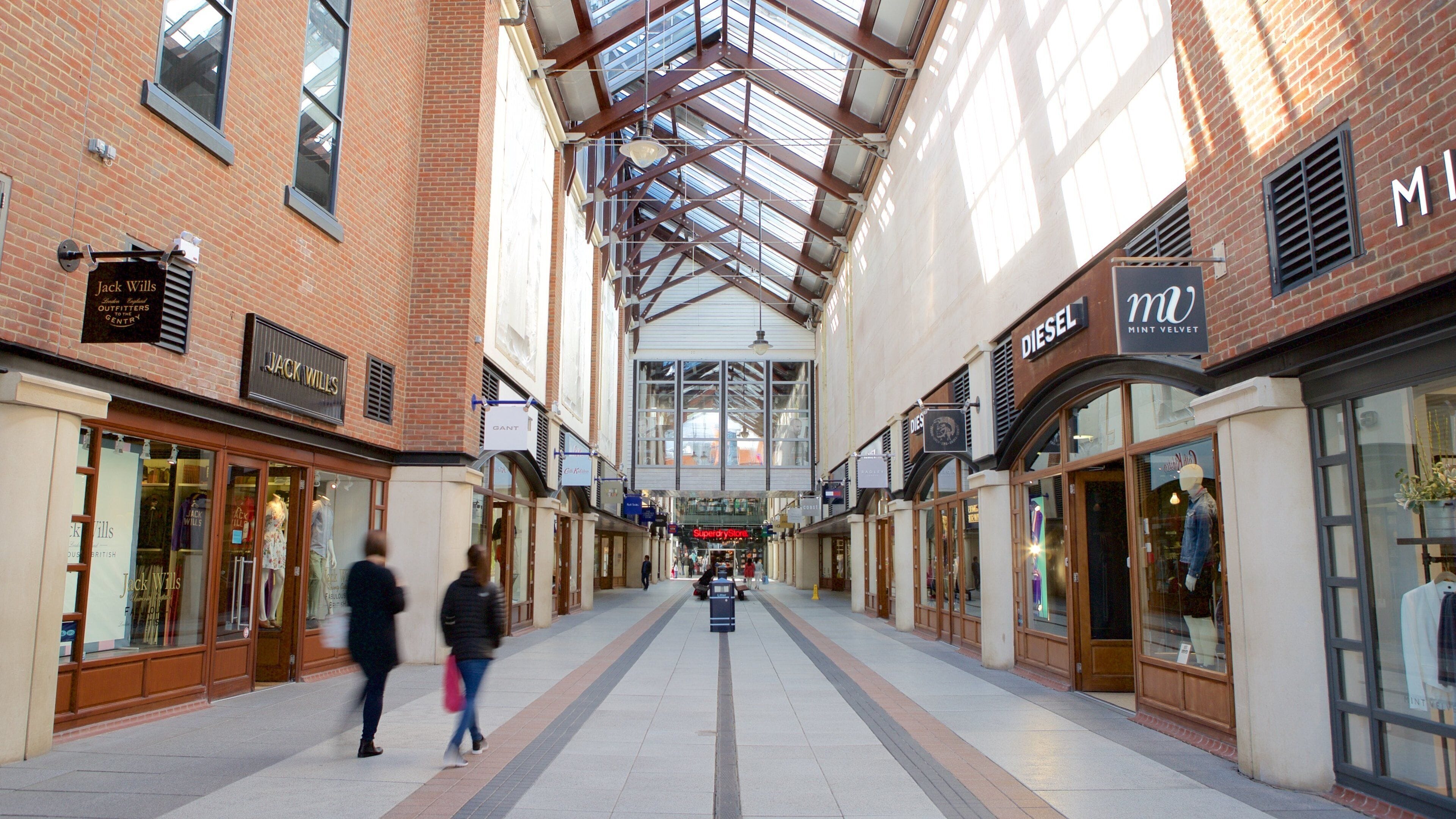 Gunwharf Quays แสดง การตกแต่งภายใน