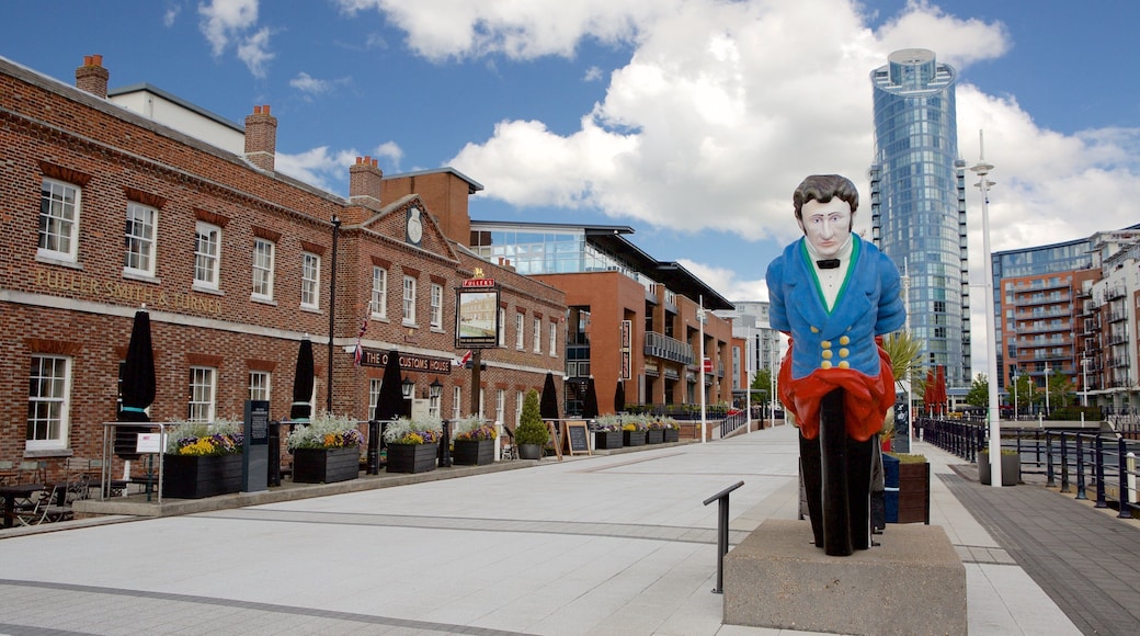 Gunwharf Quays joka esittÀÀ patsas tai veistos