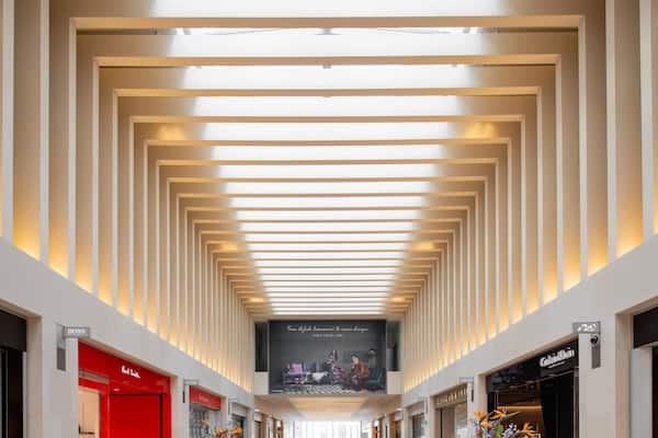 The Mailbox showing interior views and shopping