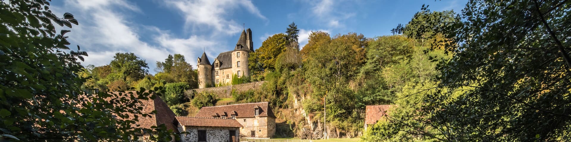 Savignac-Lédrier (Dordogne, France) - Vue de la forge au bord de l4auvézère avec le château dominant la vallée en arrière plan