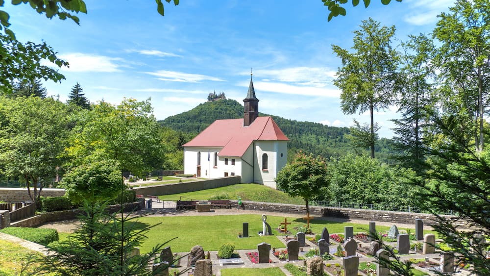 Wallfahrtskirche Maria Zell mit Blick auf Burg Hohenzollern bei Hechingen, Baden-Württemberg, Deutschland
