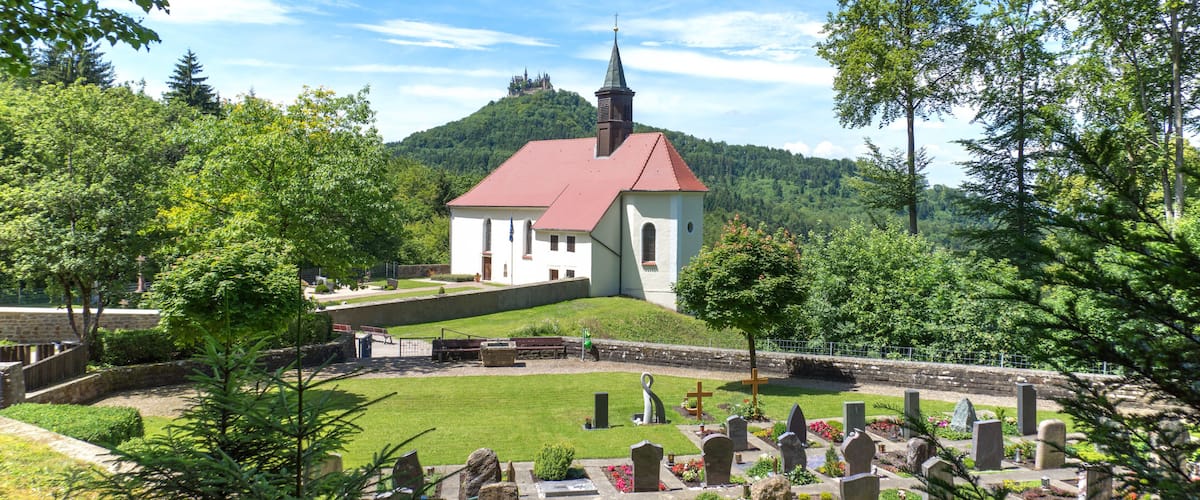 Wallfahrtskirche Maria Zell mit Blick auf Burg Hohenzollern bei Hechingen, Baden-Württemberg, Deutschland