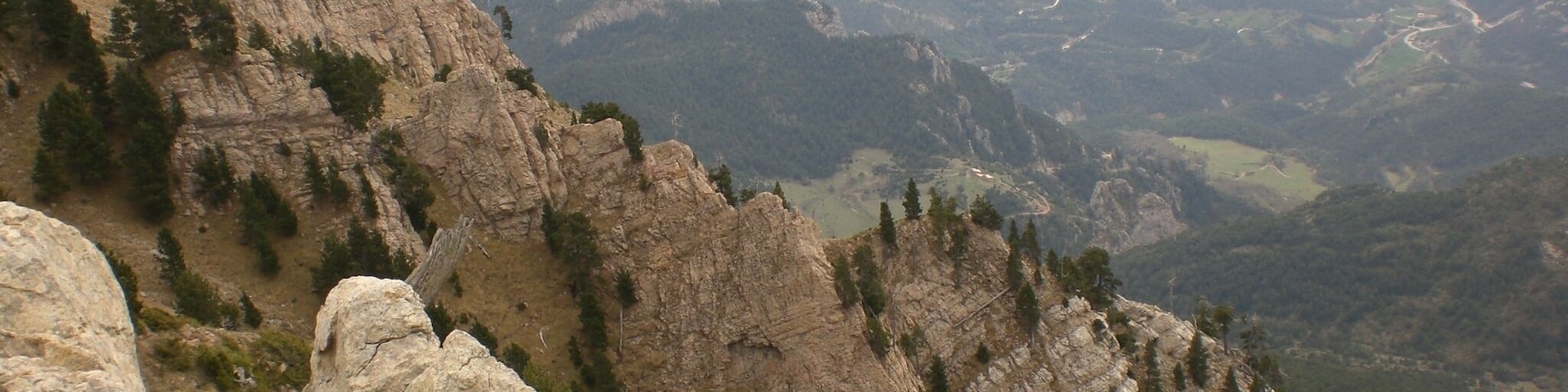 Pantà de la Llosa del Cavall al fons des de la Serra de Cap del Verd (abril 2011)