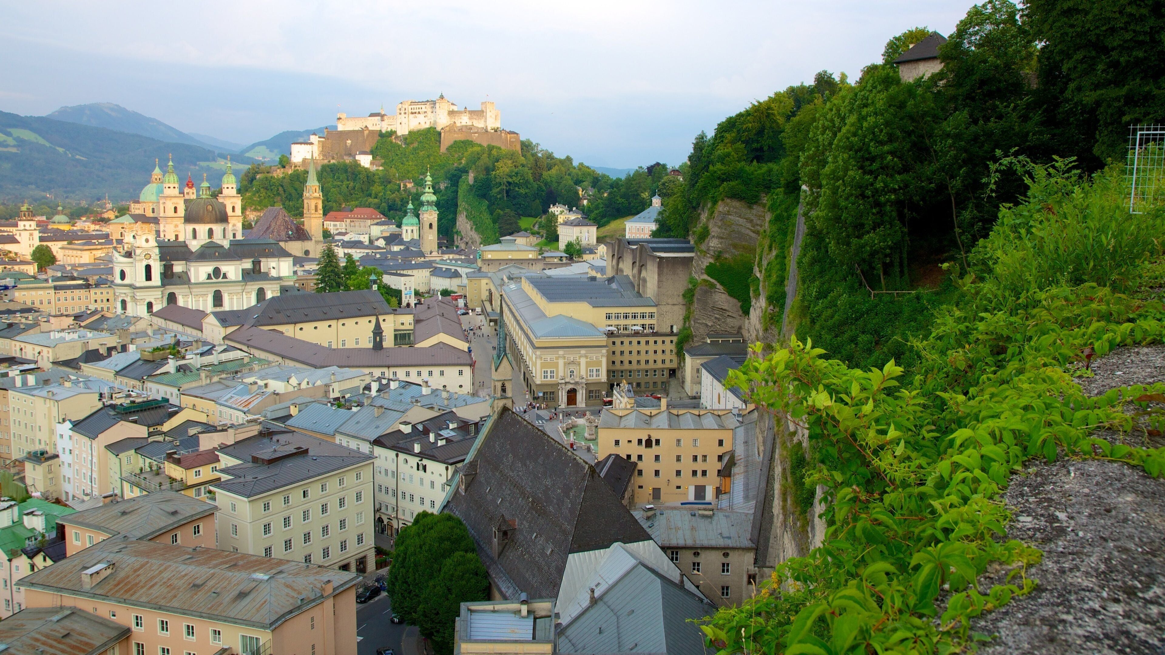 Musée d\'art contemporain Mönchsberg qui includes petite ville ou village, ville et patrimoine architectural