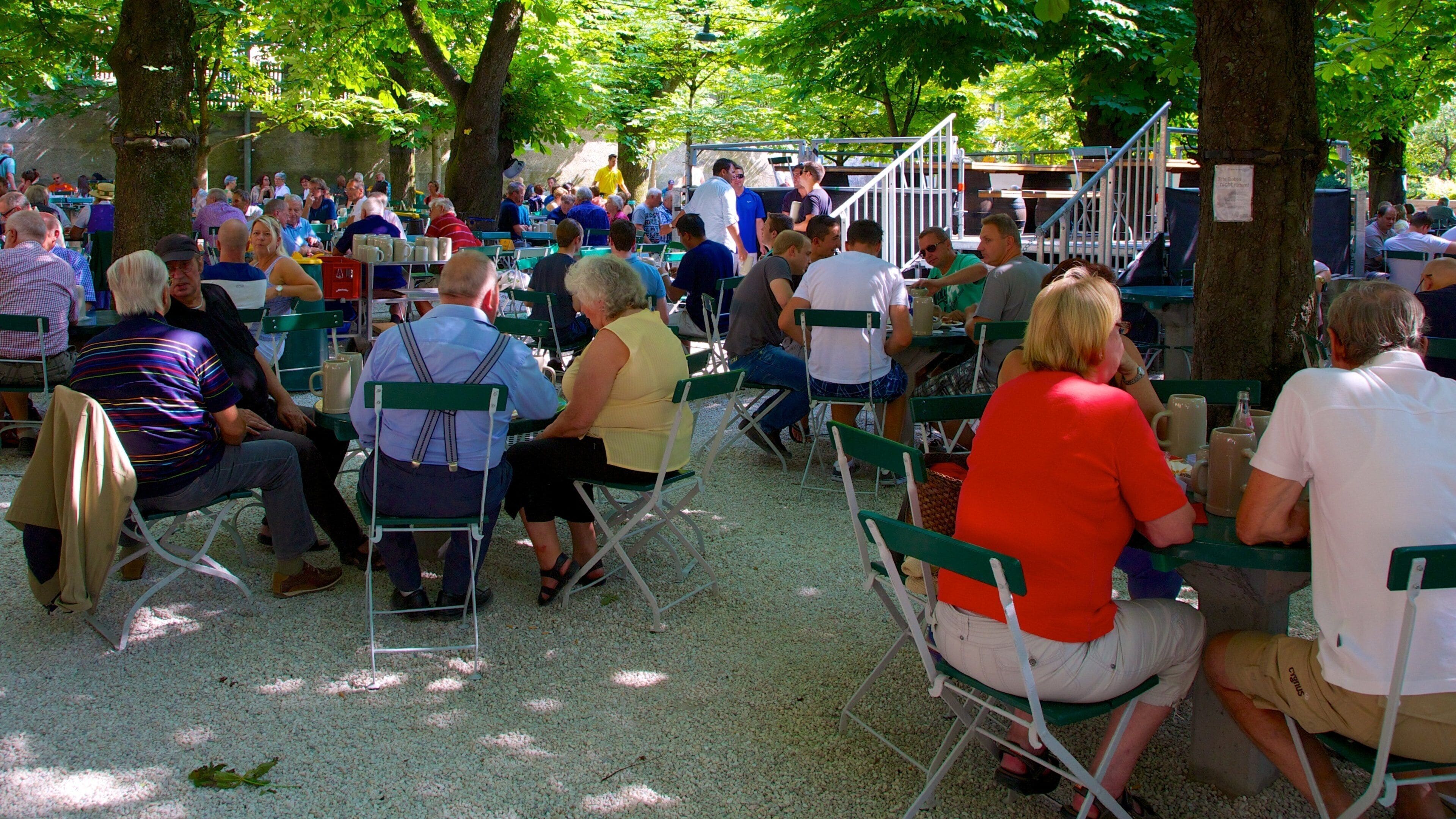 Augustiner Brewery mostrando salir a cenar y también un gran grupo de personas
