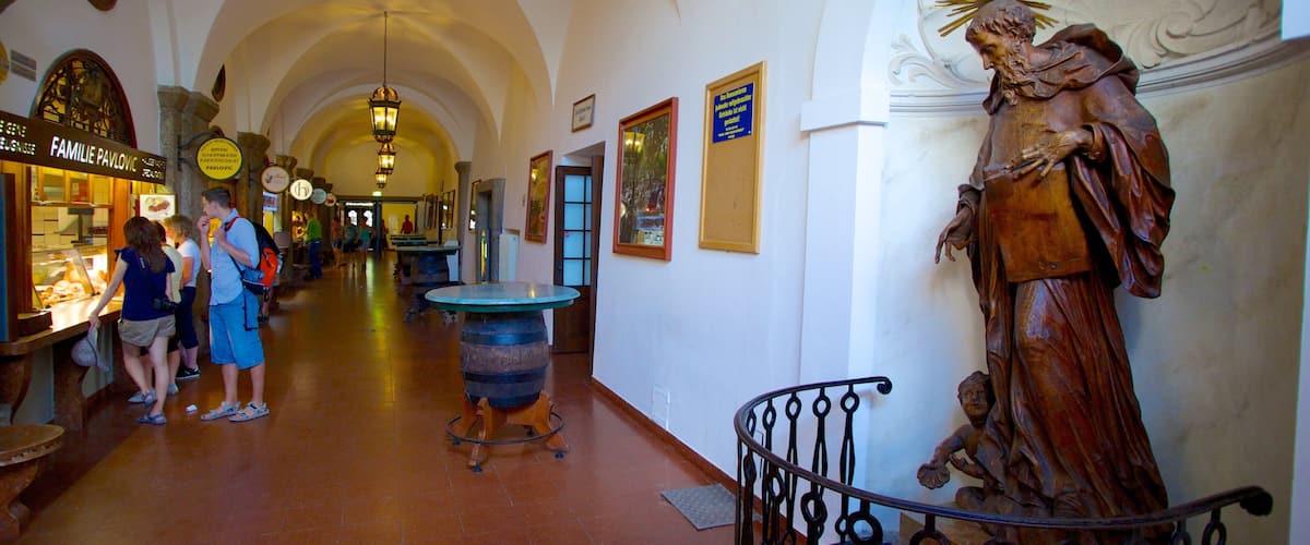 Augustiner-Brauerei das einen Statue oder Skulptur und Innenansichten