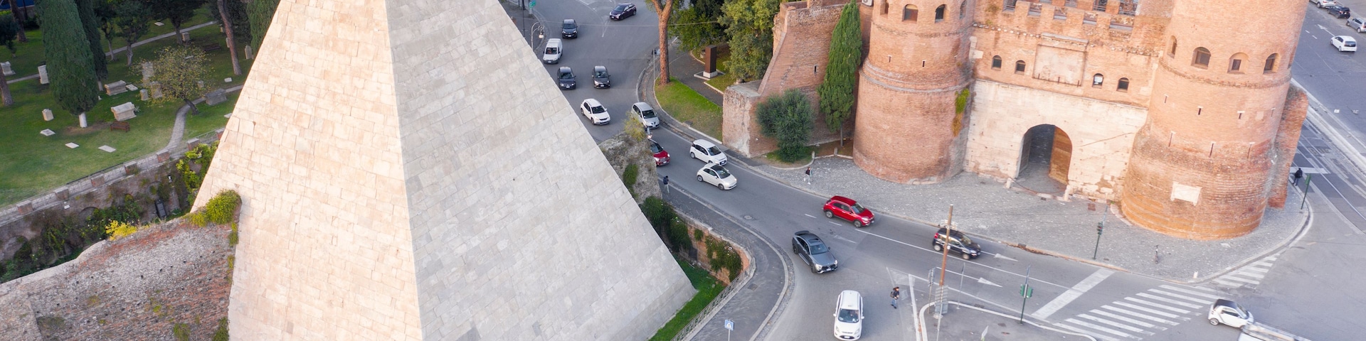 Una pirámide, un castillo y un cruce de calles con mucho tráfico.