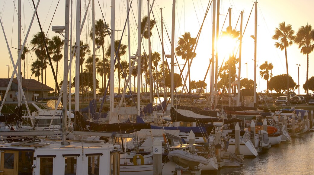 Ventura Harbor mostrando un club náutico