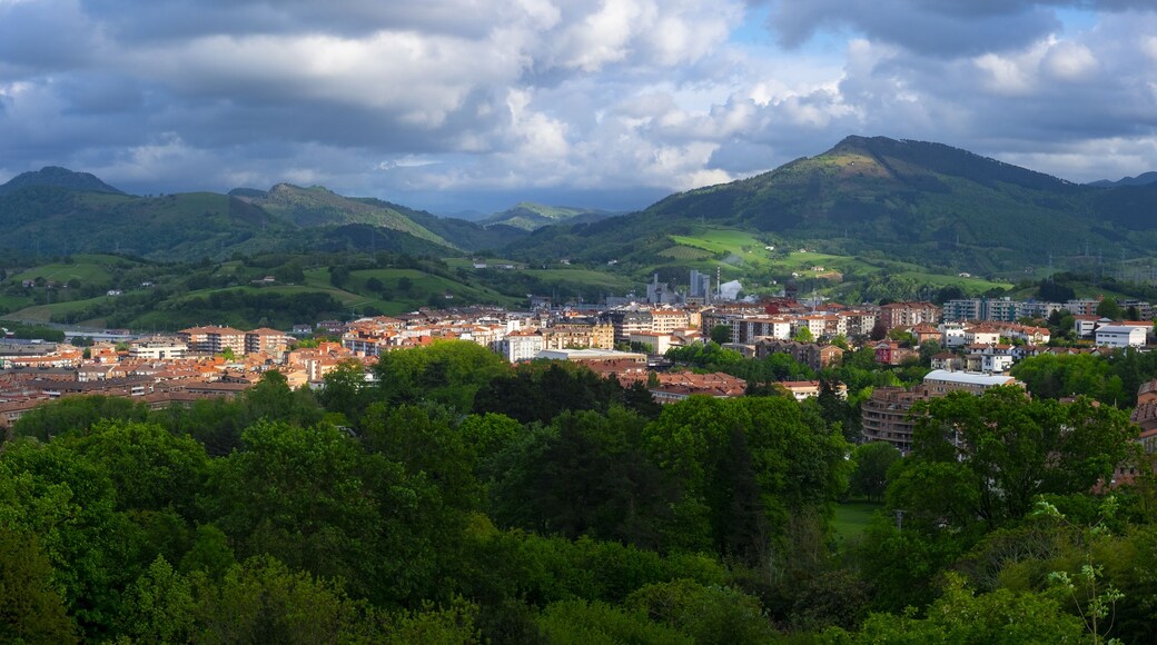 Una ciudad ubicada en un valle, con montañas al fondo.