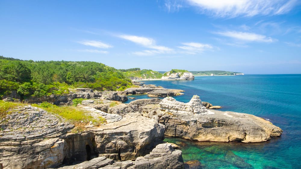A coastal town in the district of Kandira in Izmit. It is surrounded by forests and has incredible rock formations brought into the mines by the waves.