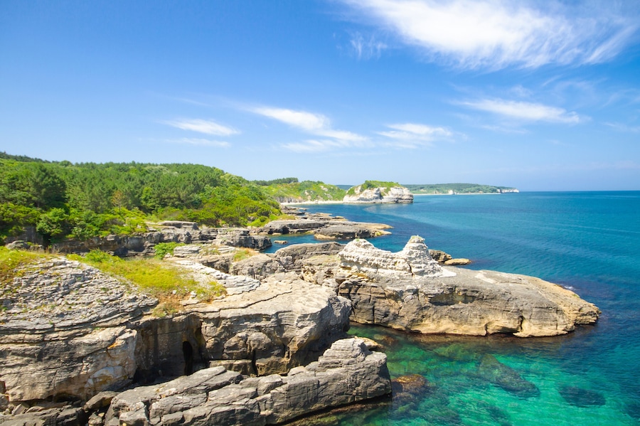 A coastal town in the district of Kandira in Izmit. It is surrounded by forests and has incredible rock formations brought into the mines by the waves.