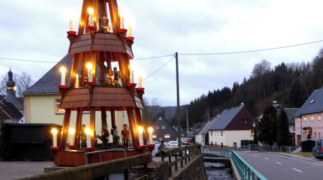 Ortspyramide in Steinbach (Jöhstadt), Erzgebirgskreis - Sachsen.