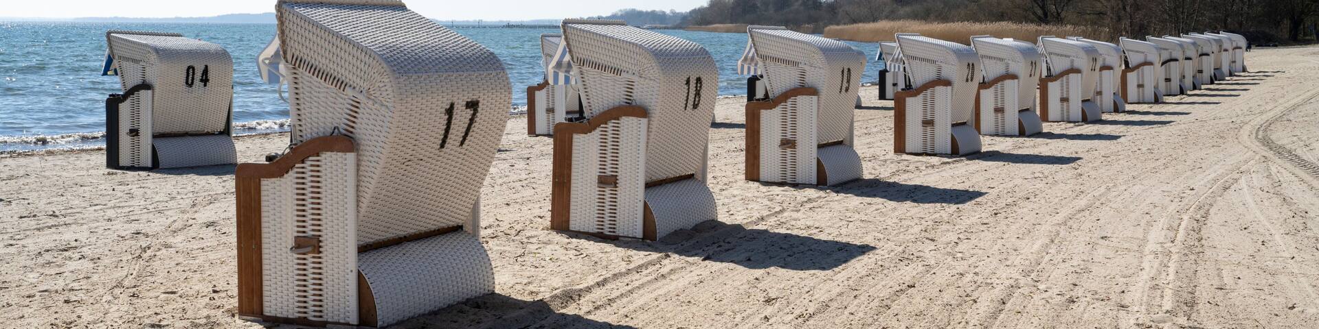 Strandkörbe am Badestrand der Müritz, Klink, Müritz, Mecklenburgische Seenplatte, Mecklenburg, Mecklenburg-Vorpommern, Deutschland, Europa
