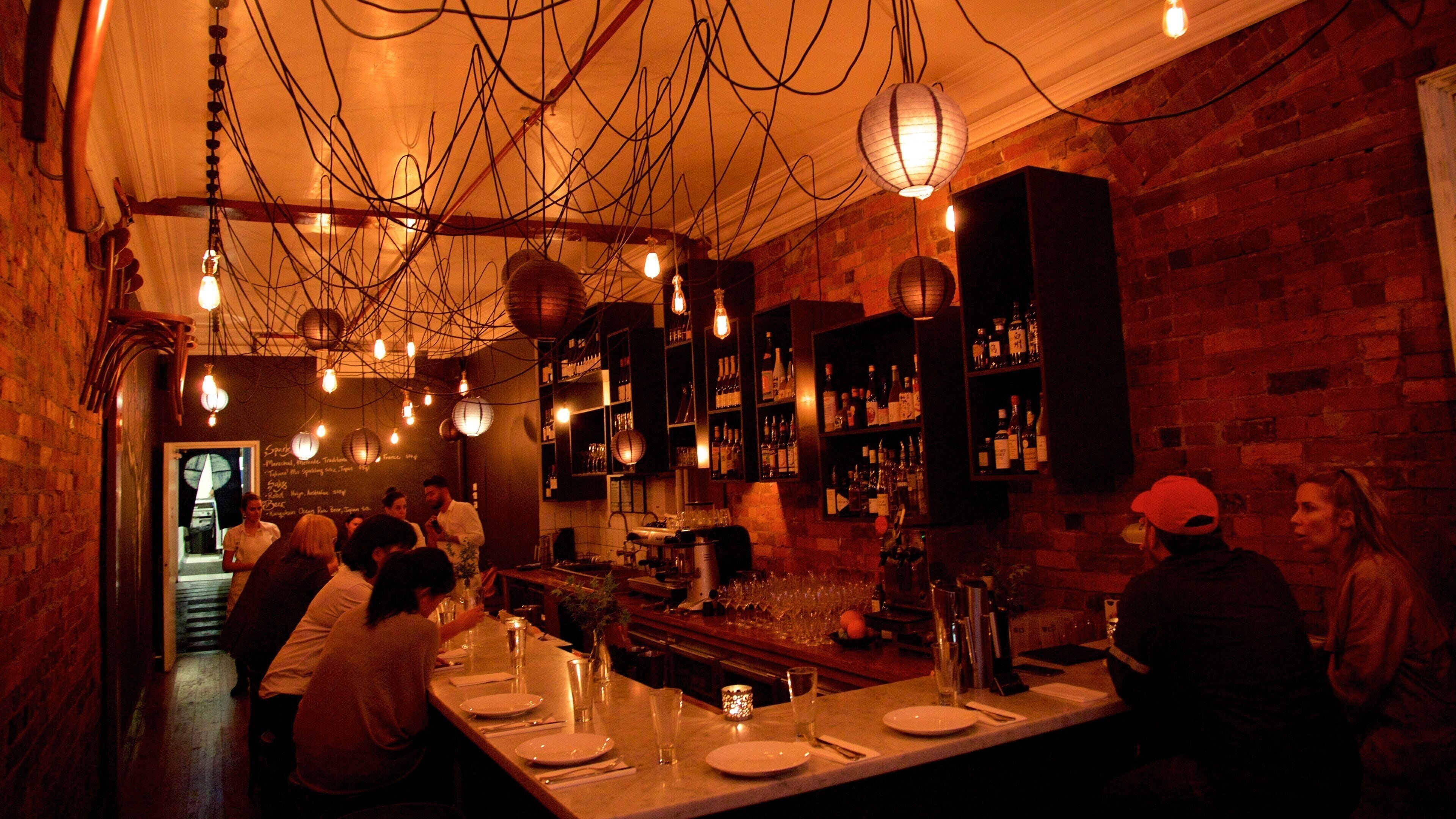 Collingwood showing a bar, dining out and interior views