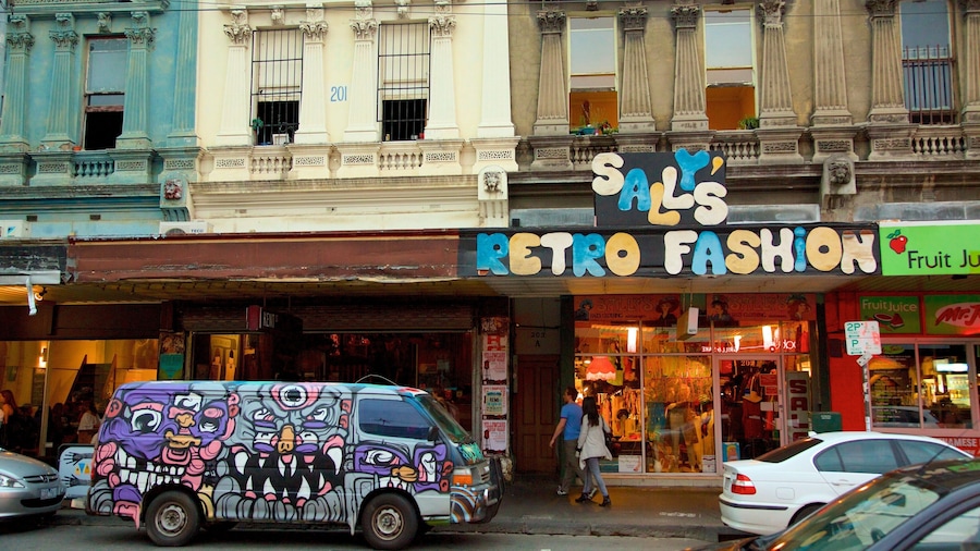 Collingwood which includes shopping and outdoor art