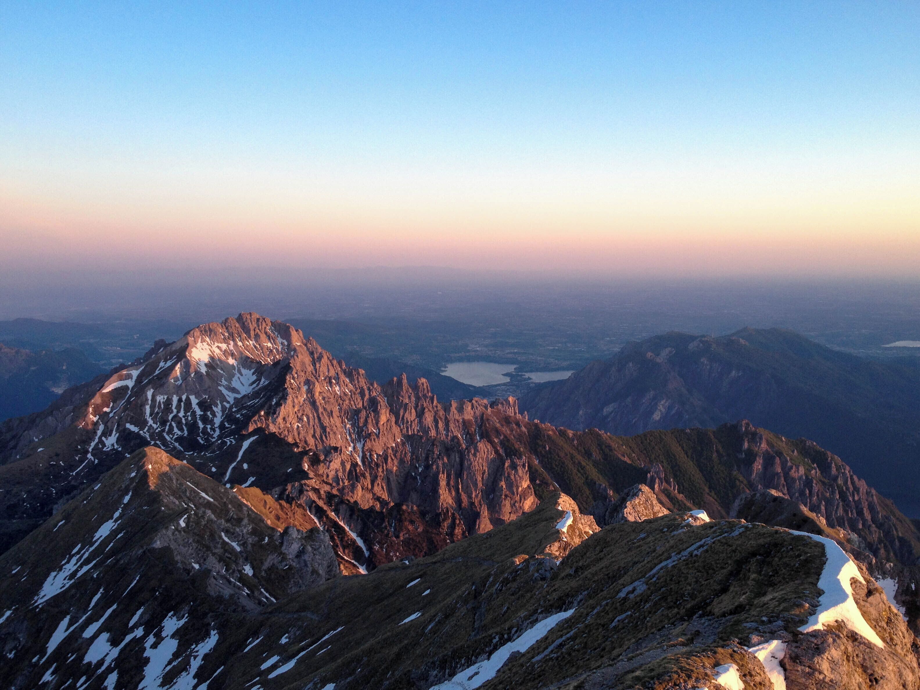 La Grignetta vista della sommità della Grigna Settentrionale (dal rifugio Brioschi). Sullo sfondo sono visibili il Lago di Annone, la Pianura Padana e gli Appennini