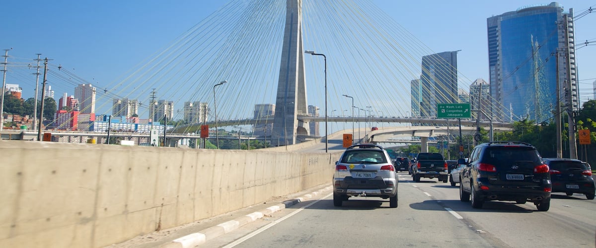 Cầu Octavio Frias de Oliveira trong đó bao gồm thành phố và cảnh đường phố