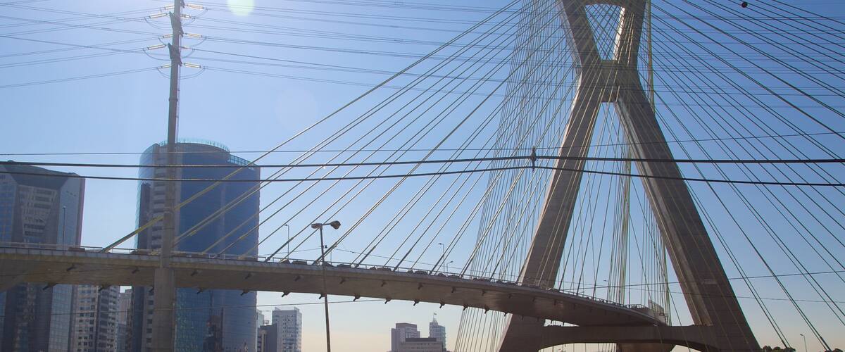 Ponte Octávio Frias de Oliveira bevat moderne architectuur en een stad