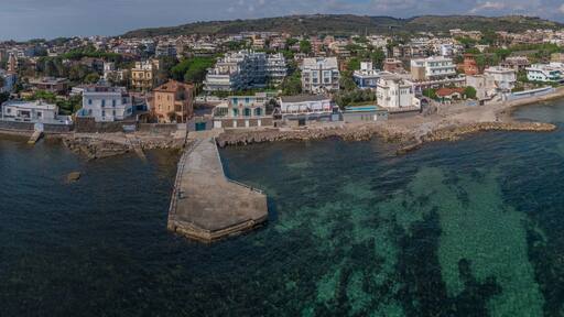 Vista aerea panoramica della spiaggia di Santa Marinella, in provincia di Roma, in Italia. Si tratta di una delle coste più belle della regione Lazio.