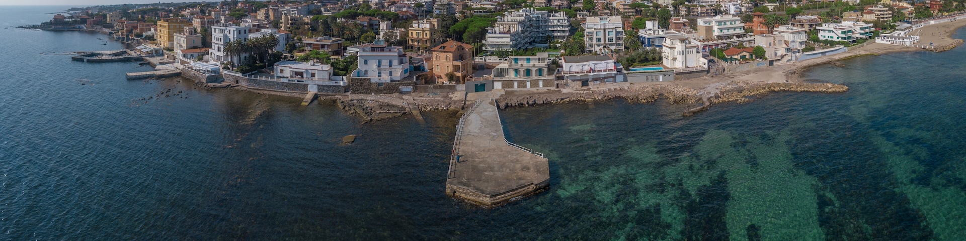 Vista aerea panoramica della spiaggia di Santa Marinella, in provincia di Roma, in Italia. Si tratta di una delle coste più belle della regione Lazio.