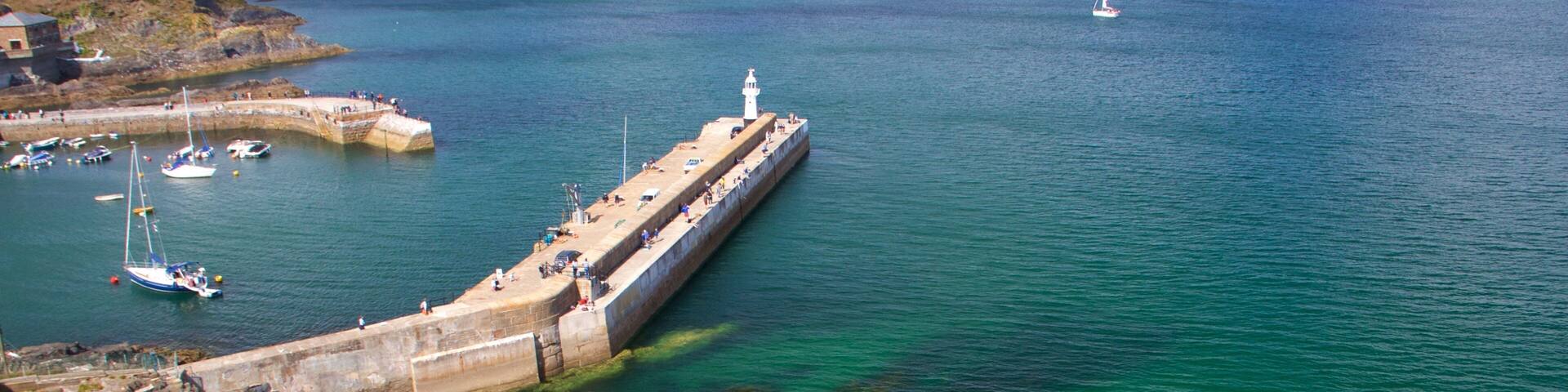 メバジスジー 表示 岩の多い海岸線, ボート と 海岸線の眺め