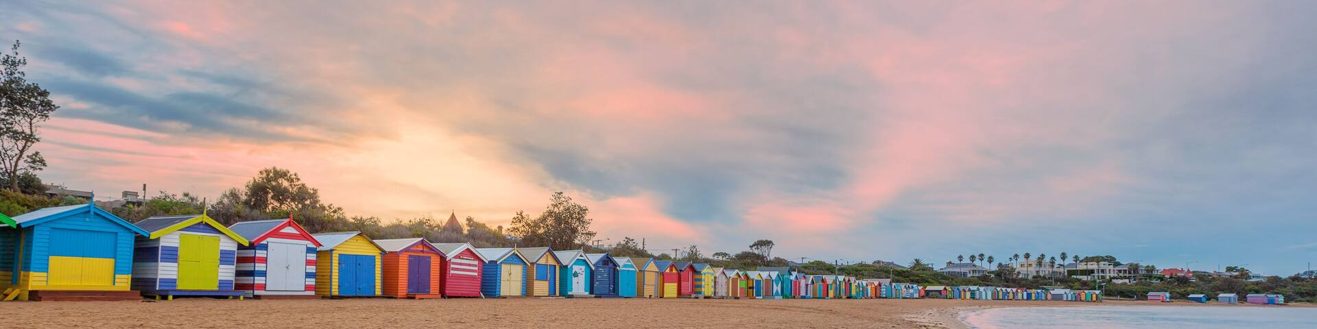 Small bathing houses and beautiful skay