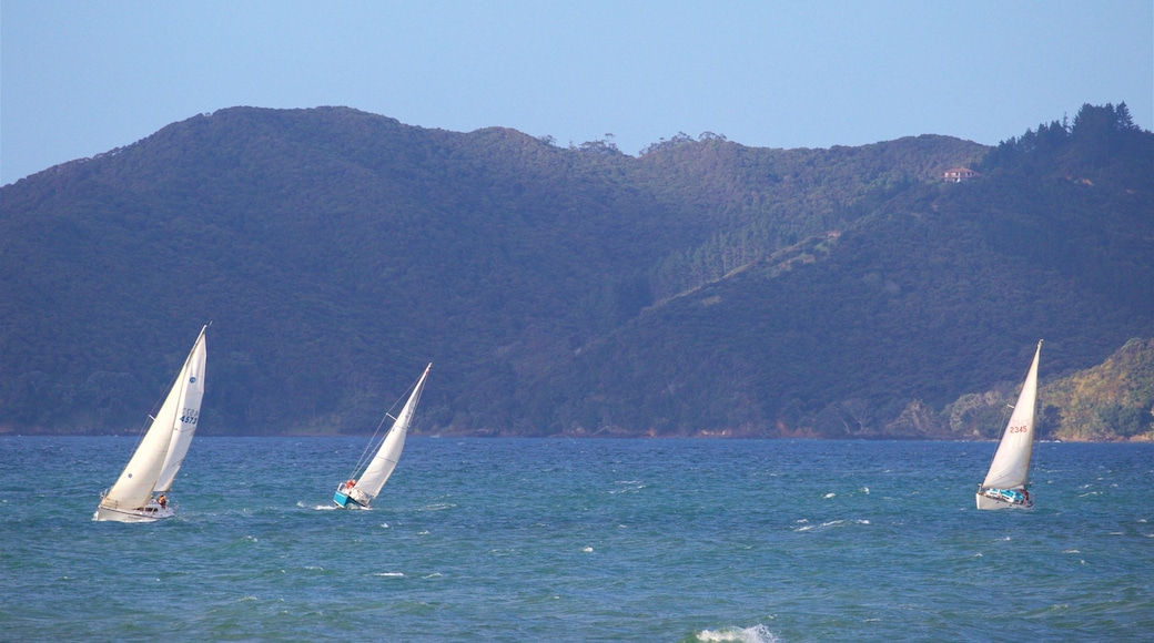 Cable Bay que incluye una bahía o puerto, escenas tranquilas y paseos en lancha