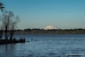 Ein See mit einem Berg im Hintergrund.