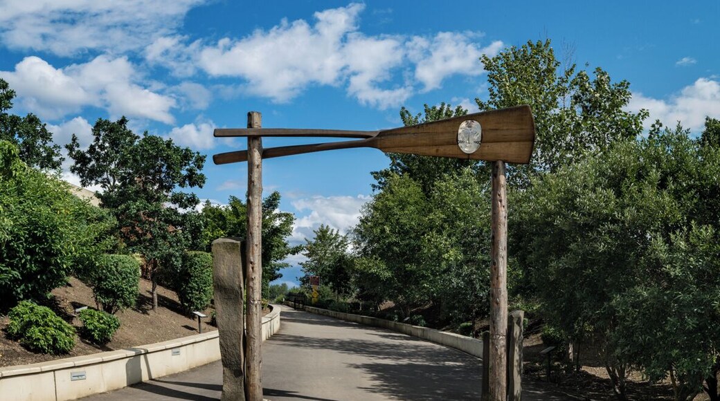 The southern entrance, with a sculpture/gate by the artist Lillian Pitt, made of two cedar canoe paddles and includes a glass sculpture of a Chinook woman's face.
( #blue )