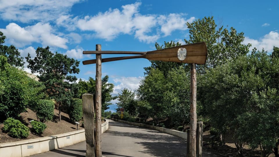 The southern entrance, with a sculpture/gate by the artist Lillian Pitt, made of two cedar canoe paddles and includes a glass sculpture of a Chinook woman's face.
( #blue )