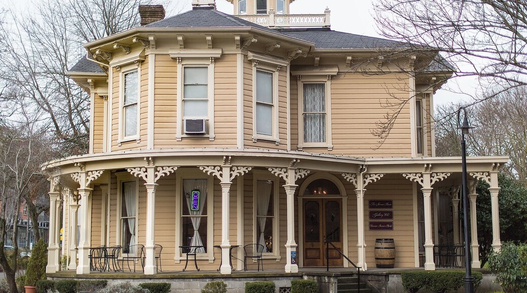 No longer a theater, this is now a gallery and the offices of Vancouver's Farmers Market.
But it has a storied past, and in 2017 will be 150 years old.
https://en.wikipedia.org/wiki/Slocum_House_%28Vancouver,_Washington%29