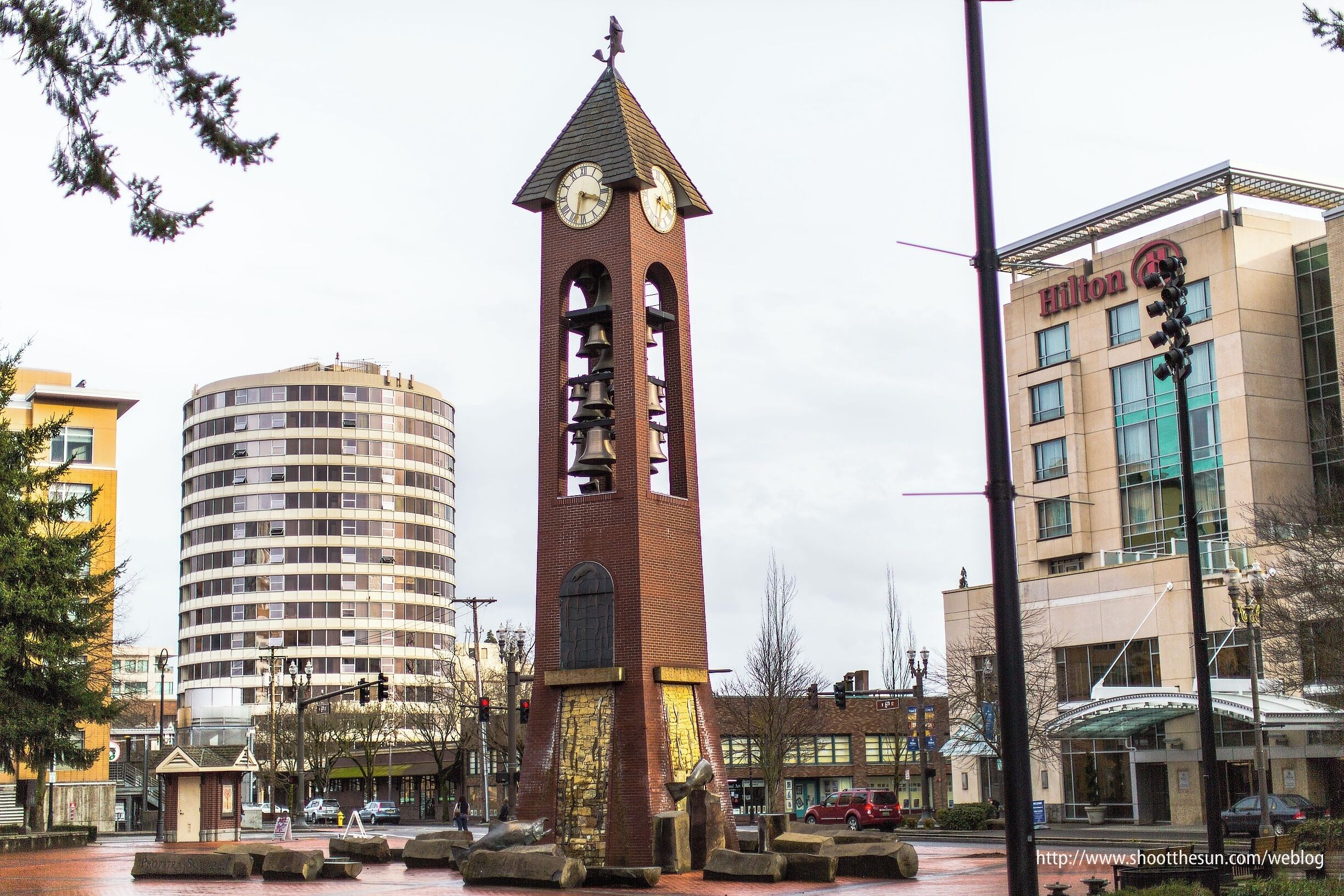 The talking clocktower with the dancing salmon at Esther Short Park.

The cylindrical building in the background is a local landmark -- a set of apartments known as the "Smith Tower," (officially Mid-Columbia Manor).

But that's a subject for another day.


http://blog.oregonlive.com/terryrichard/2007/11/esther_short_park.html