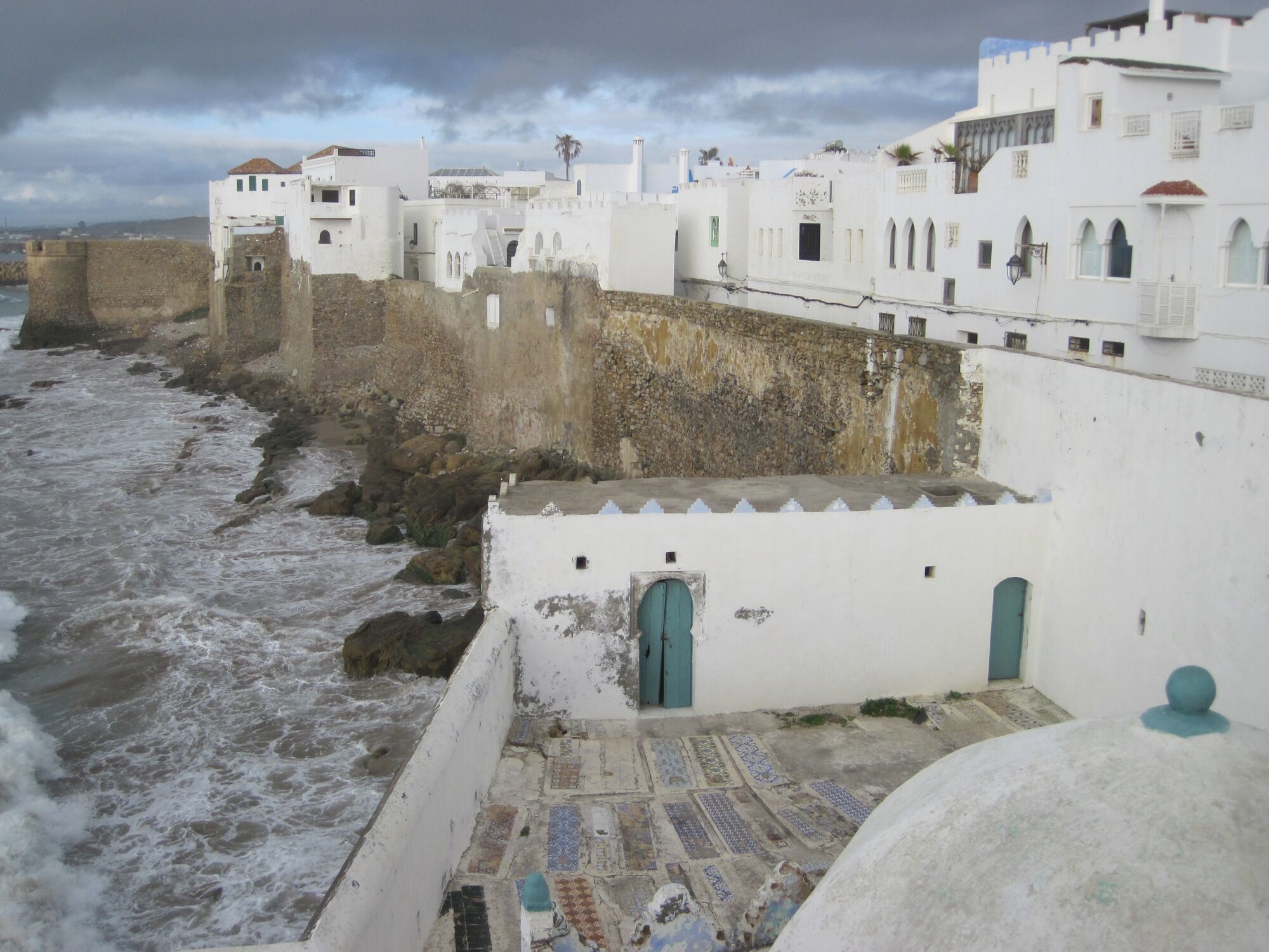 Wander the streets of the medina and stumble across murals, contributions left behind by groups of international artists attending the Asilah Arts Festival every August. 