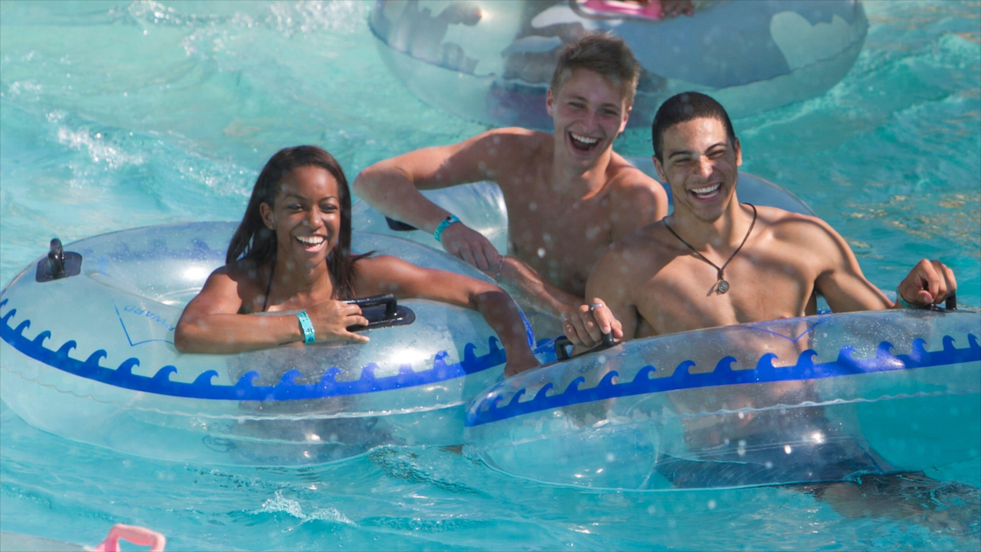 Schlitterbahn vannpark som viser vannpark i tillegg til en liten gruppe med mennesker