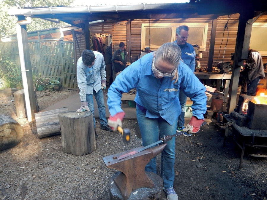 In Barrytown you can make your own knife in a day. Of course you get plenty of help from Steve and Robyn. It's really cool to create your own unique souvenir. Definitely recommend it!