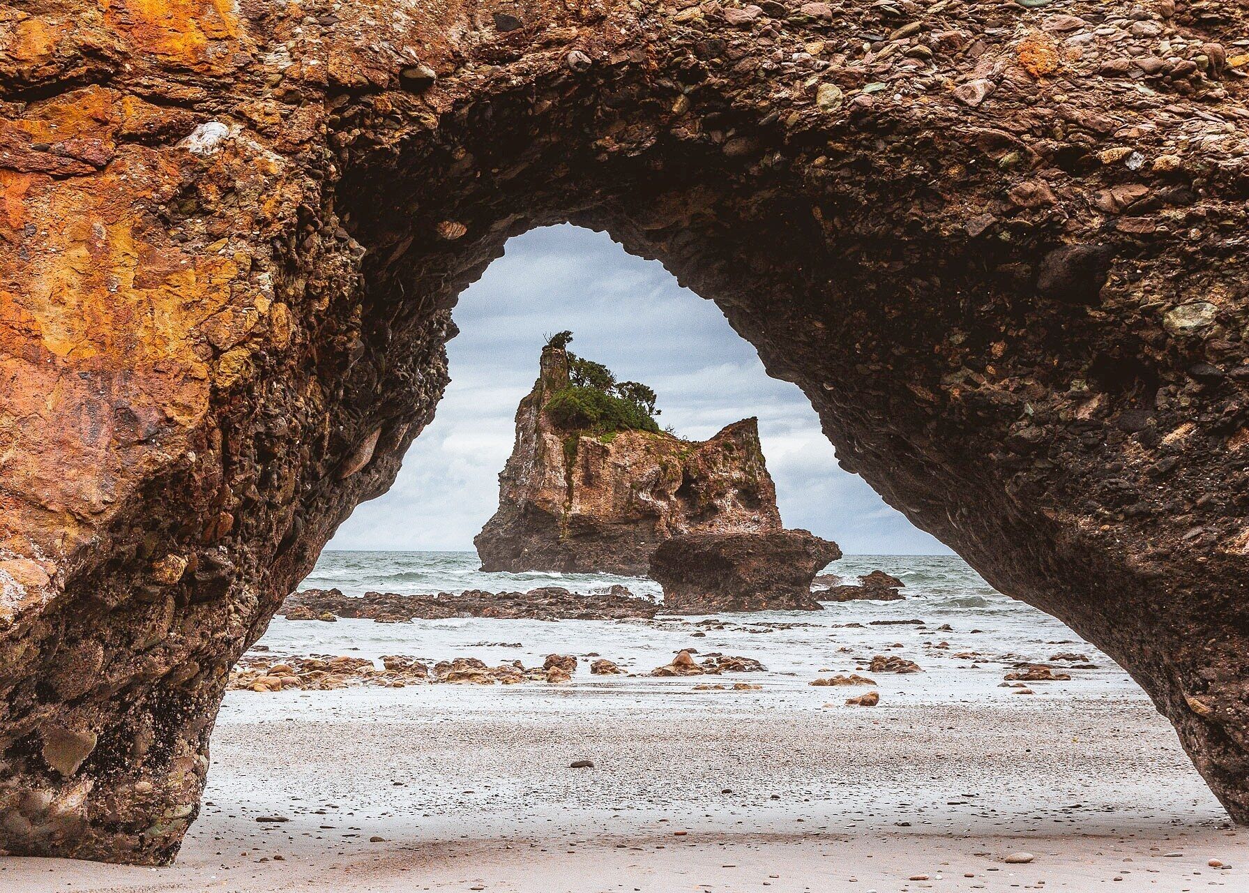 The Motukiekie beach is wonderful, wild and less tourisy and it offers countless rock formations

#newzealand #motukiekie
#rock
#beach