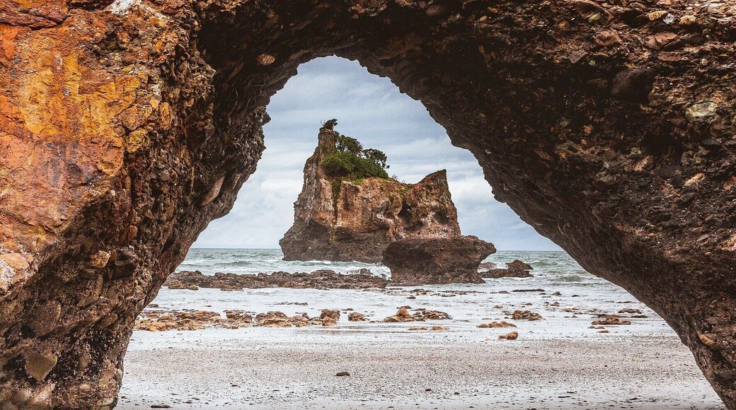 The Motukiekie beach is wonderful, wild and less tourisy and it offers countless rock formations
#newzealand #motukiekie
#rock
#beach