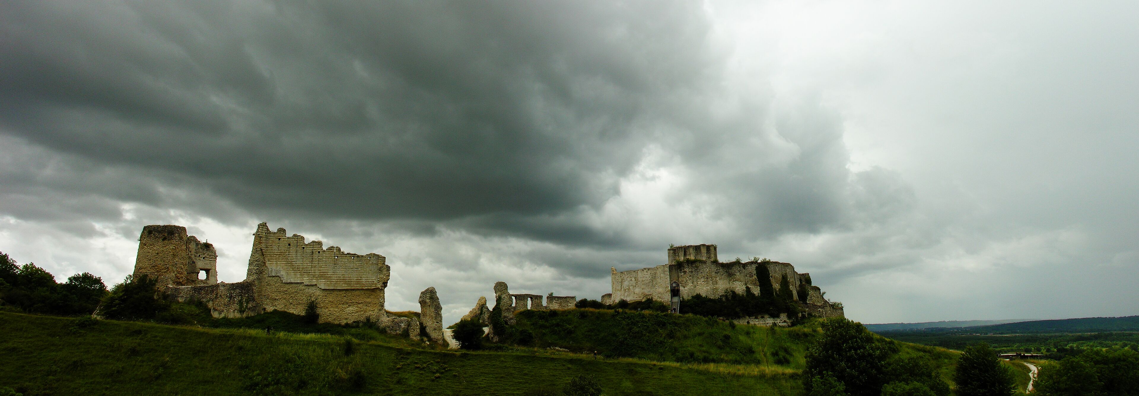 Château Gaillard ist eine zerstörte mittelalterliche Festung im Zentrum des Vexin normand in der Gemeinde Les Andelys und im Département Eure, 100 Kilometer von Paris entfernt. Sie wurde von Richard Löwenherz, König von England beherrschend über dem Tal der Seine auf einem Kalkfelsen errichtet. Der Bau hat rund 50.000 Livres gekostet. Deutsch de.wikipedia.org/wiki/Ch%C3%A2teau_Gaillard English en.wikipedia.org/wiki/Ch%C3%A2teau_Gaillard Français fr.wikipedia.org/wiki/Ch%C3%A2teau_Gaillard_%28Les_Andely... - Feel free to use this image on any media (except for illegal content), but please tell me where you have used it (e.g. Link). - Fühlt euch frei das Foto zu verwenden (außer bei illegalen Inhalten), aber seit so nett und teilt mir mit wo ihr es benutzt habt (z.B. Link). Thomas Ulrich, Hamburg, Germany 2010
