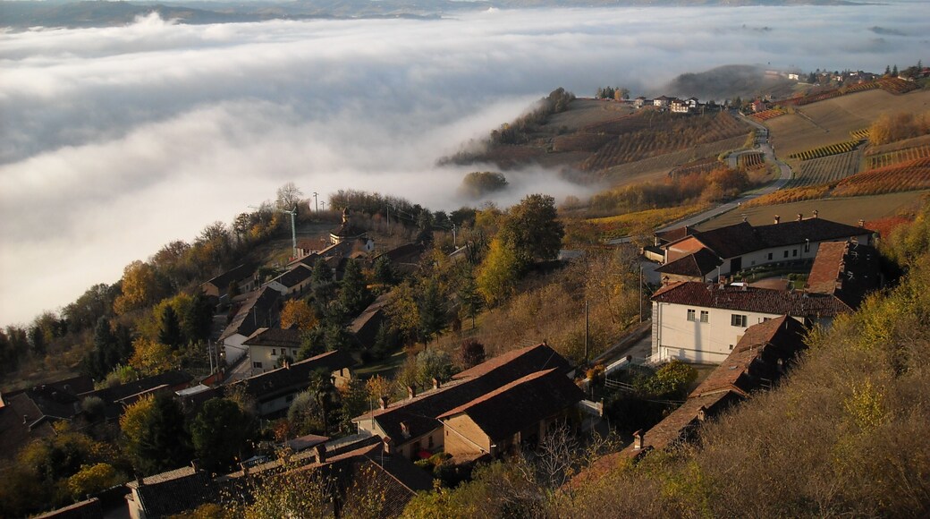 La città di Alba, CN, sotto la nebbia, ripresa dal "poggiolo" panoramico di Guarene