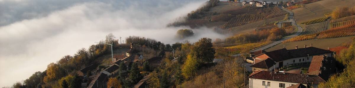 La città di Alba, CN, sotto la nebbia, ripresa dal "poggiolo" panoramico di Guarene