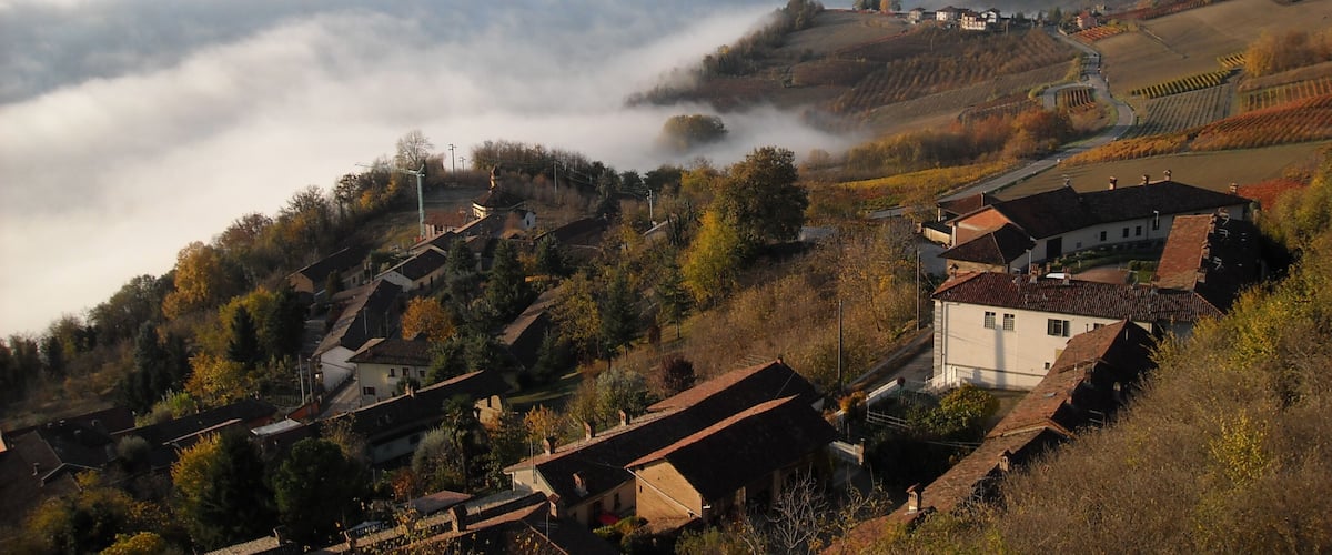 La cittĂ di Alba, CN, sotto la nebbia, ripresa dal "poggiolo" panoramico di Guarene