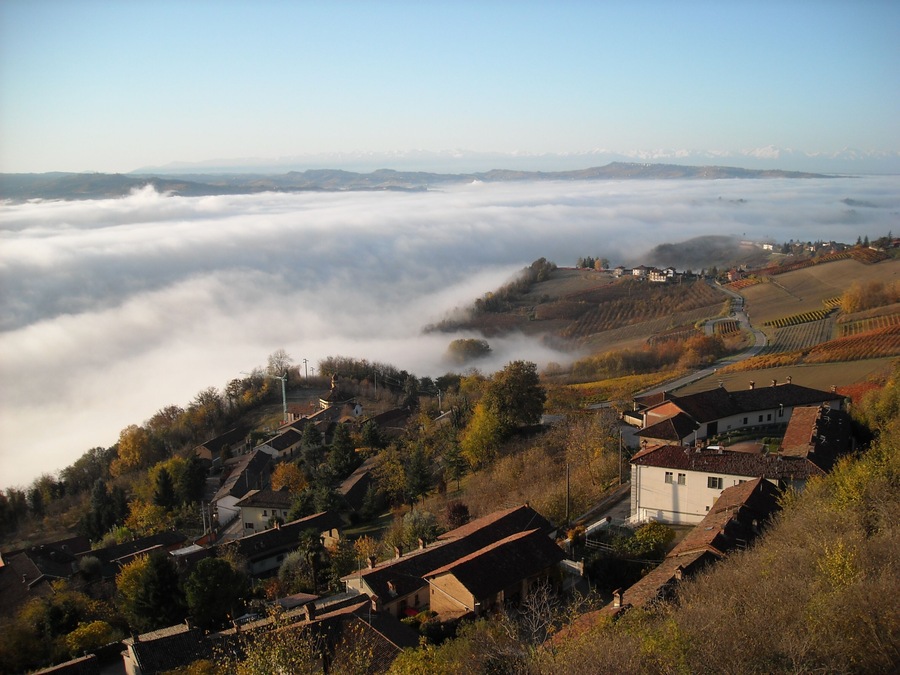 La città di Alba, CN, sotto la nebbia, ripresa dal "poggiolo" panoramico di Guarene
