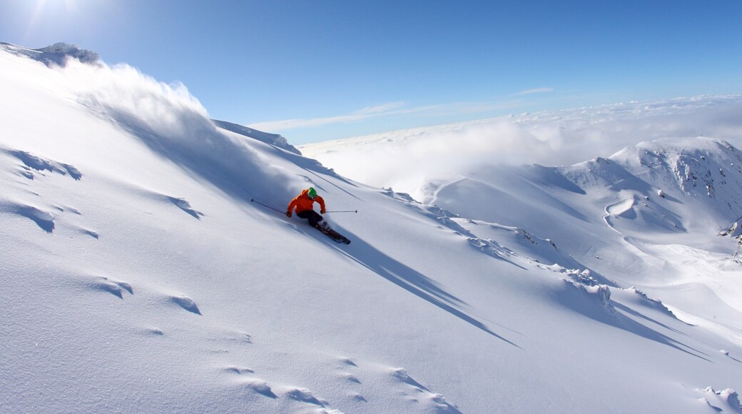 Mount Hutt skiområde som viser landskap, skikjøring og snø