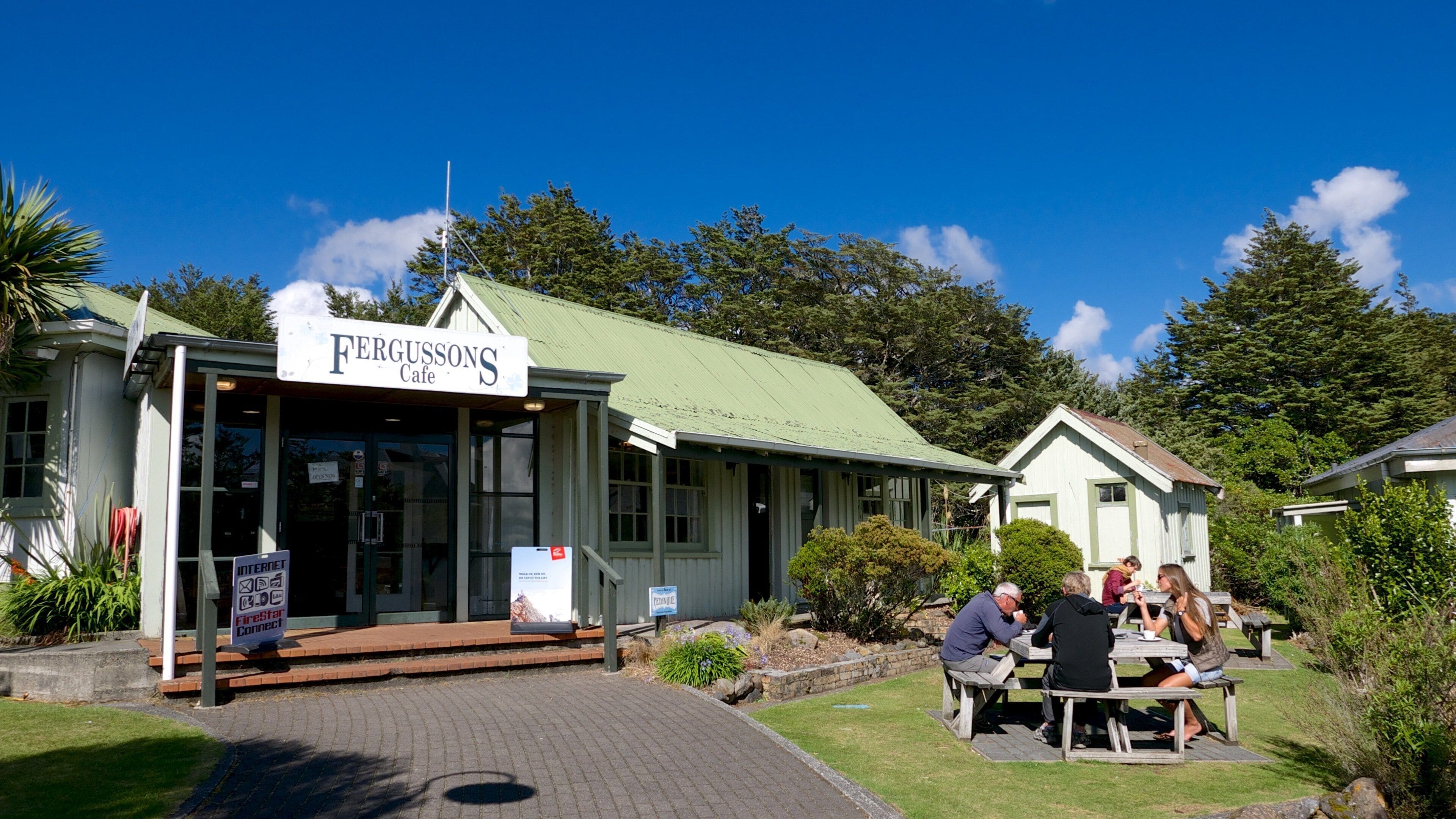 Tongariro-nationalparken og byder på caféliv og udendørs spisning såvel som en lille gruppe mennesker