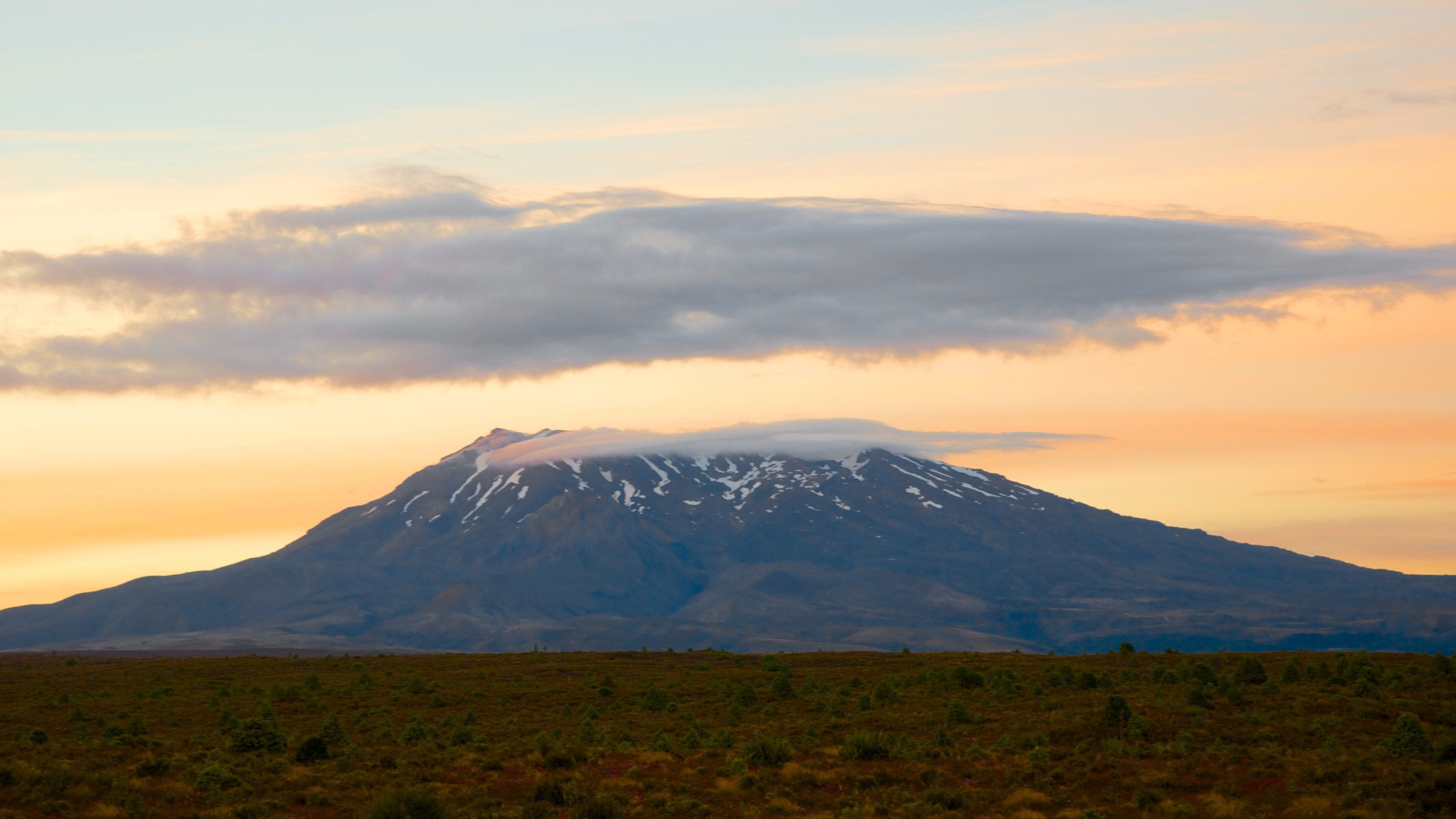Tongariro-nationalparken og byder på bjerge og en solnedgang