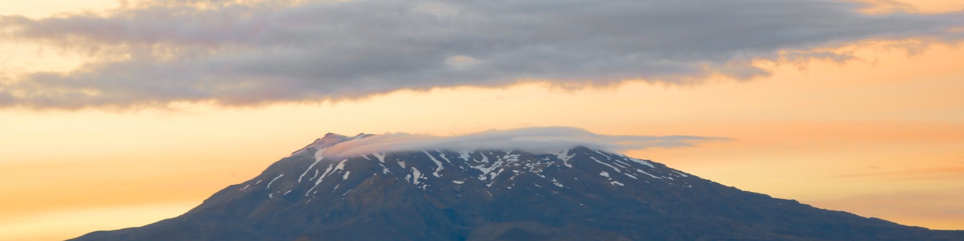 Tongariro National Park showing a sunset and mountains